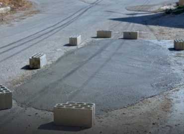 بلدية الشهابية تستكمل خطة معالجة التشققات والحفر على الطرقات