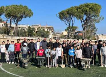 بالتعاون مع بلدية الخيام .. حملة تطوعية لتنظيف ملعب البلدية