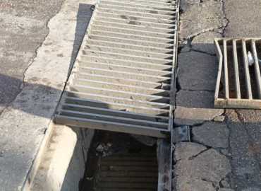 بلدية طرابلس تباشر بتأهيل المصبّعات الحديدية لتصريف مياه الأمطار في القبة