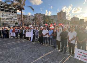 رؤساء اتحادات وبلديات يطالبون في وقفة صور الاحتجاجية بتأمين الإيواء للمتضررين جراء العدوان الإسرائيلي