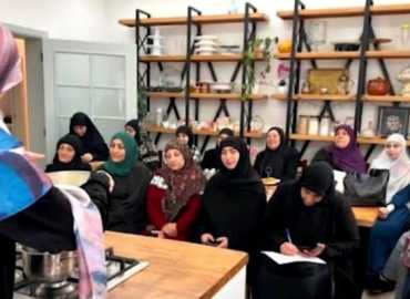 تمكين النساء في منطقة جبل عامل الأولى: 375 متدربة تتقنُ صناعة الحلويات ضمن برنامج تدريبي مهني