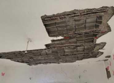 بلدية برقايل تتابع سقوط أجزاء من سقف منزل متصدّع وتدعو إلى إخلائه