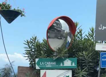 بلدية درعون – حريصا تركّب مرايا عاكسة لتحسين السلامة وتنظيم السير