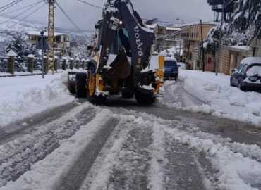 بلدية بشري تُباشر بأعمال جرف الثلوج لتسهيل حركة المرور