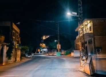 بلدية الطيبة تنجز تركيب لمبات طاقة شمسية بمساهمة من الاهالي