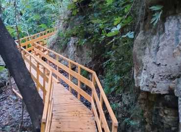 بلدية الشويفات تنهي صيانة وتركيب جسور في محمية وادي أبو سمعان