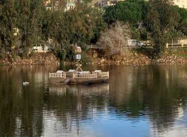 بلديتا كفرتبنيت والنبطية الفوقا تنفذان مشروع إنزال جزيرة عائمة داخل بركة كفرتبنيت