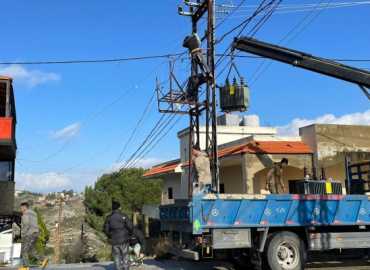 بعد متابعة حثيثة وجهود سريعة .. بلدية السلطانية تغيّر ترانس كهربائي معطّل