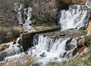 بلدية دير الأحمر تنظم توزيع مياه الريّ من اليمونة