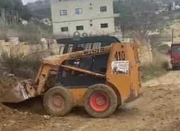 بلديّة صرُبِّين تُزيل الأتربة والحجارة من حيّ البيّاضة