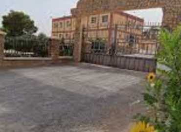 بلدية القنطرة تتسلم تبرعًا بـ100 كرسي لتجهيز المناسبات العامة