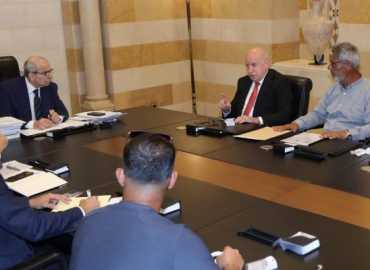 رئيس الحكومة يبحث مع بلدية زوطر الغربية أولويات العودة والتعافي وإعادة تأهيل البلدة