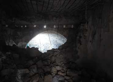 بلدية السلطانية تحافظ على الهوية المعمارية بصيانة منزل قديم في البلدة