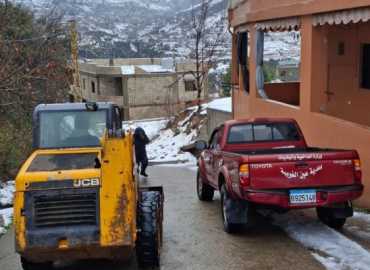 بلدية عين الغويبة تواصل فتح الطرقات وإزالة أضرار العاصفة