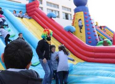 بلدية تفاحتا تنظّم يومًا ترفيهيًا وتقدّم هدايا لطلاب المدرسة الرسمية