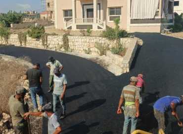 بلدية عبا تتابع أعمال تعبيد الطرقات في البلدة
