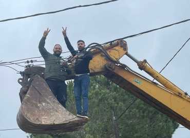 بلدية مجدل سلم تباشر بصيانة أسلاك الكهرباء المتضررة بفعل العدوان الإسرائيلي