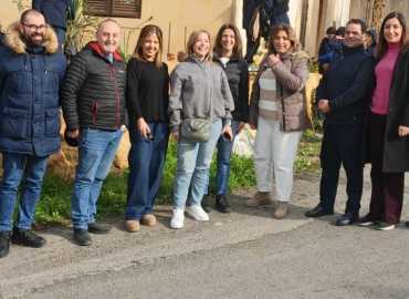 بلدية وادي شحرور العليا تزرع مساحة خضراء في البلدة بمشاركة تلامذة المدرسة المتوسطة