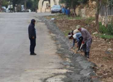 بلدية زبقين تُنهي أعمال صيانة الحفر وقناة المياه في المدخل الشرقي