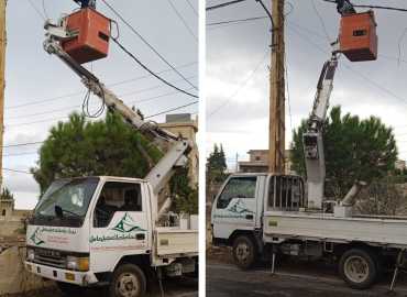 بمؤازرة اتحاد بلديات جبل عامل .. بلدية حولا تعيد تركيب وصيانة خطوط الكهرباء المتضررة من العدوان الاسرائيلي