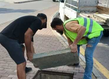 بلدية صيدا تستبدل أغطية مجاري مسروقة لحماية السلامة العامة