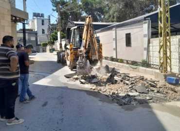 التعاون الأهلي البلدي مستمر في العباسية .. تعبيد حفر الساحة العامة