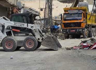 بلدية طيردبا تزيل ردميات العدوان عن جوانب الطرقات لتوسيعها وتحسين حركة السير