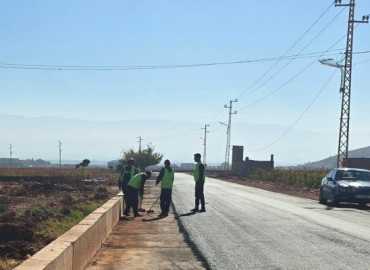 بلدية بتدعي تواصل تنظيف جوانب الطرقات وقنوات الري وتأهيل المساحات العامة