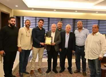 وفد من بلدية برعشيت زار رئيس مجلس الجنوب وقَدّمَ درعًا تقديرًا دعمًا للتنمية في البلد