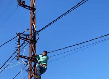 بلدية بستيات تباشر أعمال صيانة وتنظيم شبكة الكهرباء تمهيدًا لتركيب الطاقة الشمسية