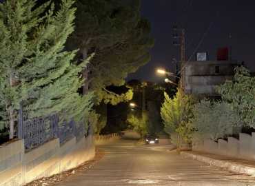 بلدية شقرا تنجز مشروع إنارة عدد من الطرقات بلمبات طاقة شمسية