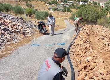 بلدية سحمر تدشن شبكة مياه جديدة في حي وادي العين