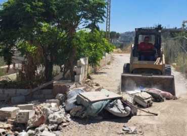 بلدية جبشيت تواصل إزالة الركام وفتح الطرقات لليوم الرابع على التوالي