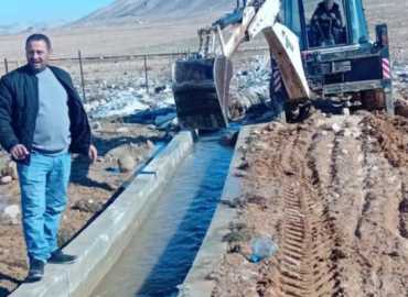 بلدية القاع تواصل فتح وتنظيف الطرقات وتعزيل مجاري تصريف مياه الأمطار