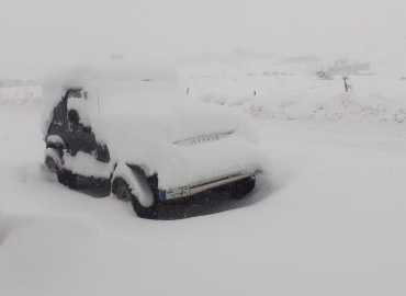 بلدية عيناتا الأرز تواصل فتح الطرقات من الثلوج لتسهيل حركة المرور