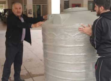 خزانات مياه للمدارس المستضيفة… دعم لتحسين ظروف الإقامة في الجنوب