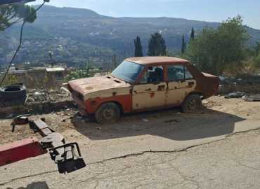 بلدية عاليه تبدأ حملة لإزالة السيارات المهملة والمركونة على الطرقات