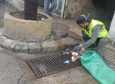 قسم البيئة والنظافة في بلدية برج البراجنة يواصل تنظيف مصافي المياه