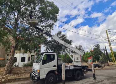 بلدية رشاف تُشذّب الأشجار في شوارع البلدة بالتعاون مع شركة كهرباء لبنان