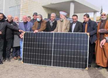 بلدية عرسال تستلم 30 لوحاً للطاقة الشمسية و12 بطارية مقدمة من جمعية 