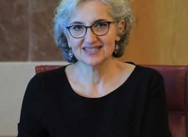 وزيرة التربية تُلزم المدارس الخاصة بتأمين التعليم عن بُعد وتلوّح بإجراءات بحق المخالفين