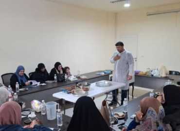 ورشة متخصصة في صناعة الحلويات لتمكين نساء الخيام اقتصاديًا