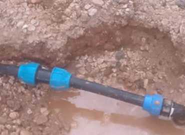 بلدية المريجة تواصل أعمال صيانة لأنابيب المياه في تحويطة الغدير