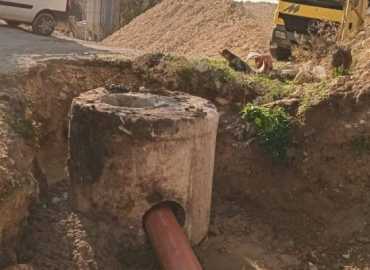 بلدية كفرفيلا تنجز صيانة شبكة الصرف الصحي عند المدخل الغربي للبلدة
