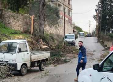 بلديّة الكفور – تول تُعيد فتح طريق الكفور–حبوش بعد سقوط شجرة بفعل العاصفة