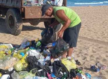 بلدية صور تنظّم حملة لتنظيف شاطئ الخيم البحرية استعدادًا للموسم الصيفي
