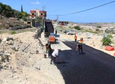 بلدية الشهابية تنجز تعبيد مواقع تضررت جراء العدوان على طريقَي أرض الغرب وكرم الجلّ