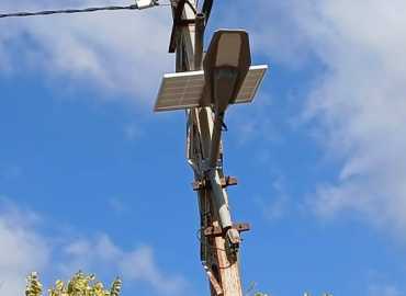 بلدية كفرفيلا تنجز تركيب لمبات تعمل على الطاقة الشمسية لإنارة الشوارع