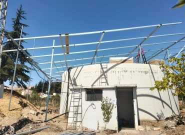 بدء تركيب ثلاث منظومات طاقة شمسية لمشروع المياه في أبلح بمواكبة من البلدية