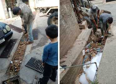 البلديات تواصل أعمال تنظيف قنوات مياه الأمطار بعد انسدادها بالأتربة والأوساخ
